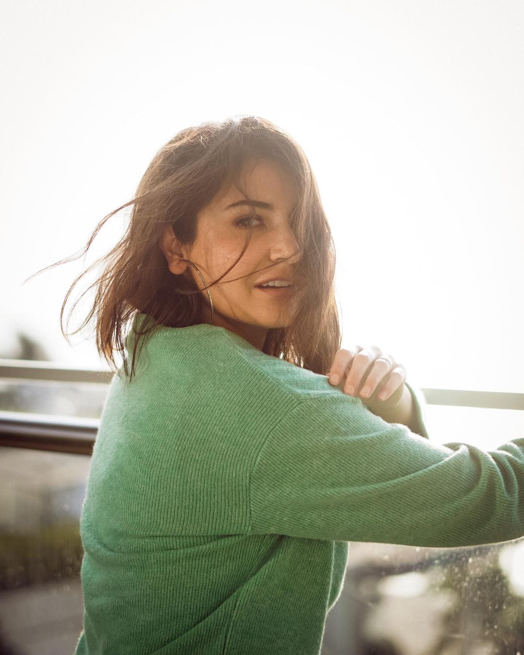 बिखरी-बिखरी जुल्फों में अनुष्का शर्मा का सुनहरा चेहरा फैंस को बना रहा है दीवाना