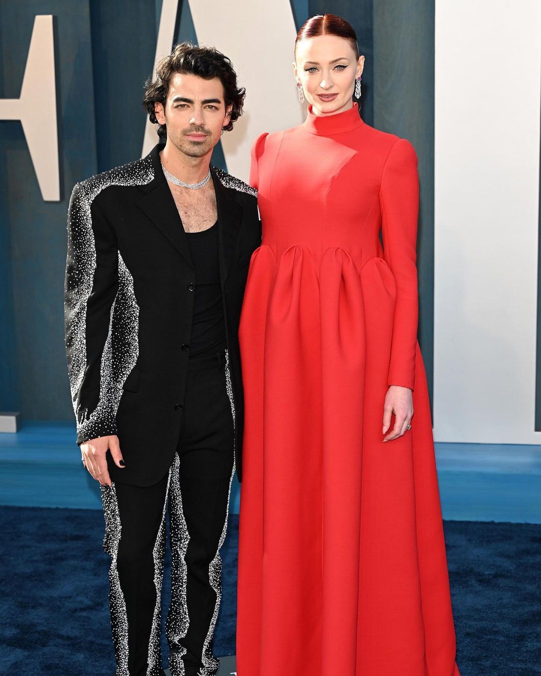 ऑस्कर इवेंट में पति के साथ पहुंचीं प्रियंका चोपड़ा की जेठानी सोफी टर्नर, फ्लॉन्ट किया बेबी बंप