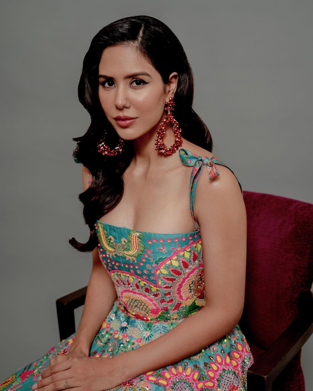 सोनम बाजवा ने ट्रेडिशनल लुक से इंस्टाग्राम पर मचाया धमाल, देखें Beautiful Pics