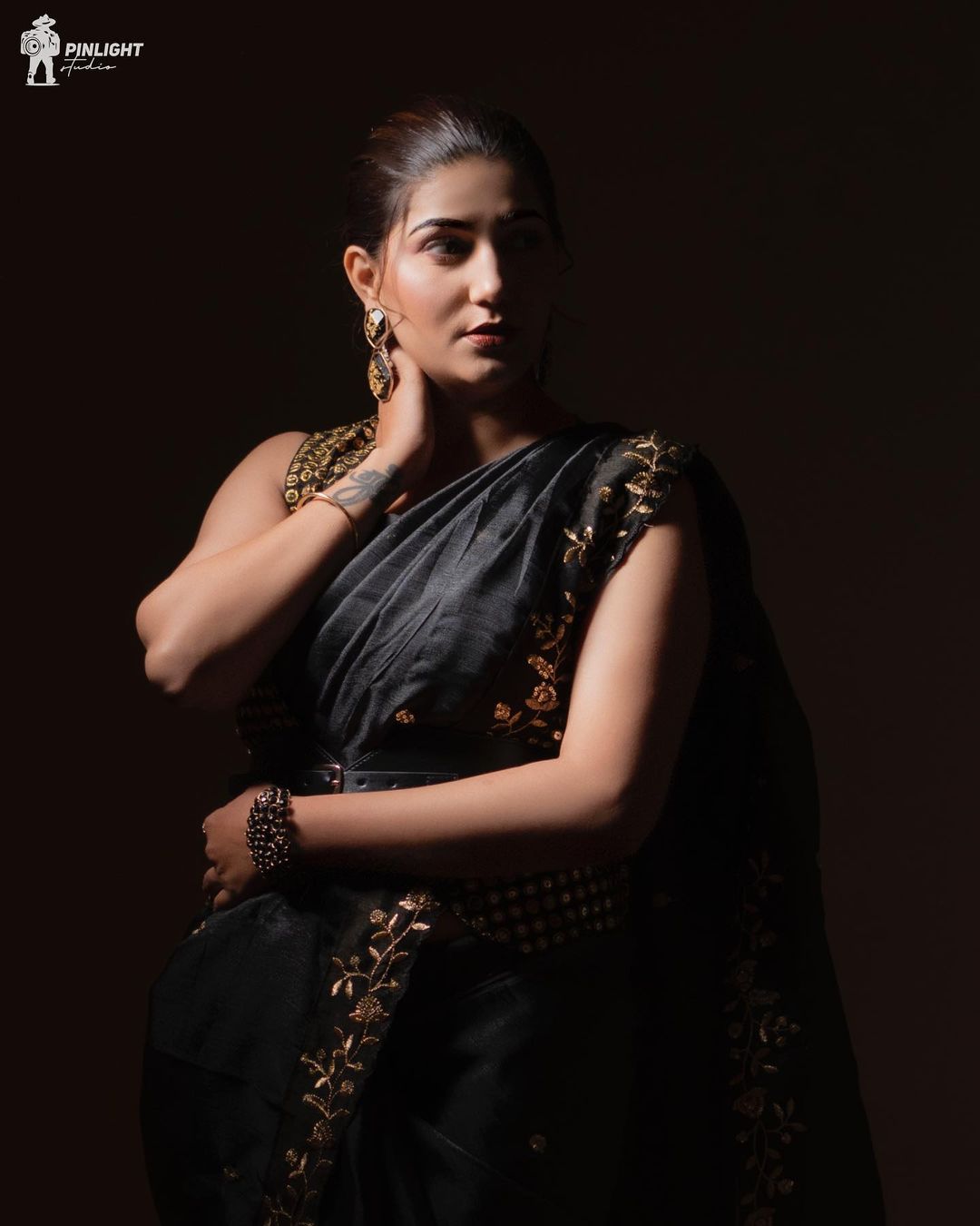 ना कजरे की धार, ना मोतियों के हार, ना कोई किया श्रृंगार…फिर भी ब्लैक साड़ी में अप्सरा सी खूबसूरत लगीं सपना चौधरी