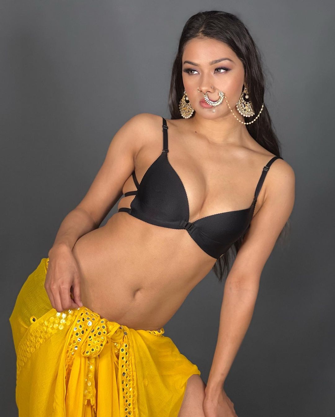 Namrata Malla की इन अदाओं को देख फैंस बोले- Hot