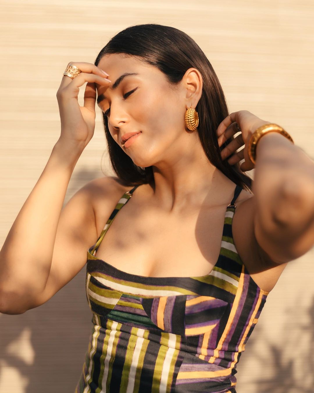 धूप में और निखरा मीरा कपूर का रूप, देखने के अंदाज़ पर फिदा हुए लोग