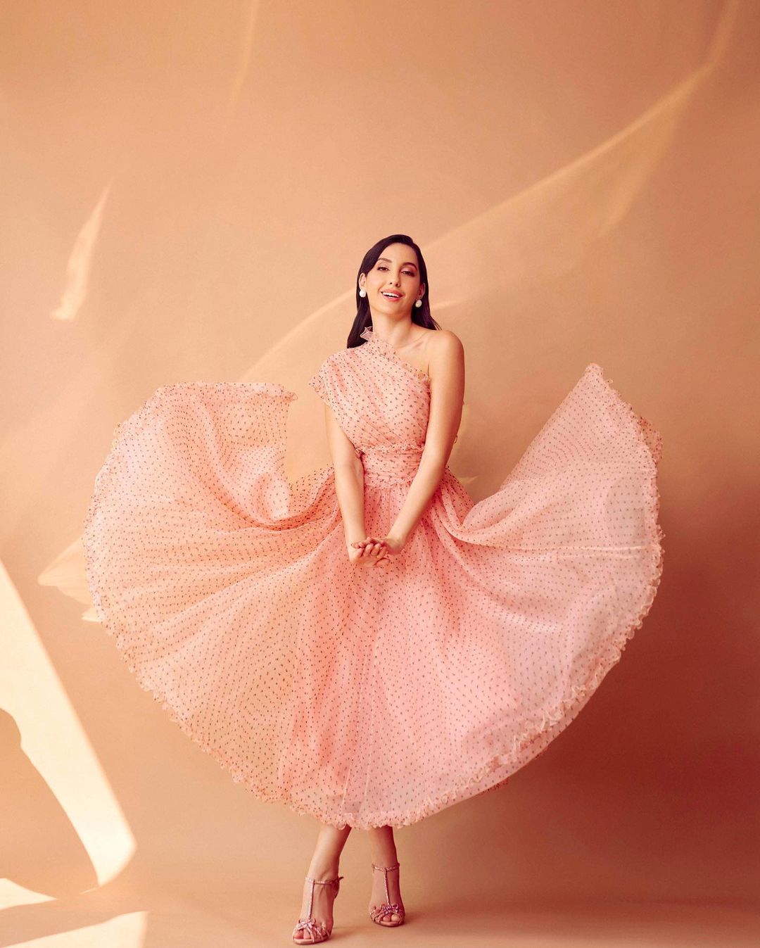 पिंक ड्रेस में नोरा फतेही की नूरानी सूरत लगती है और भी खूबसूरत