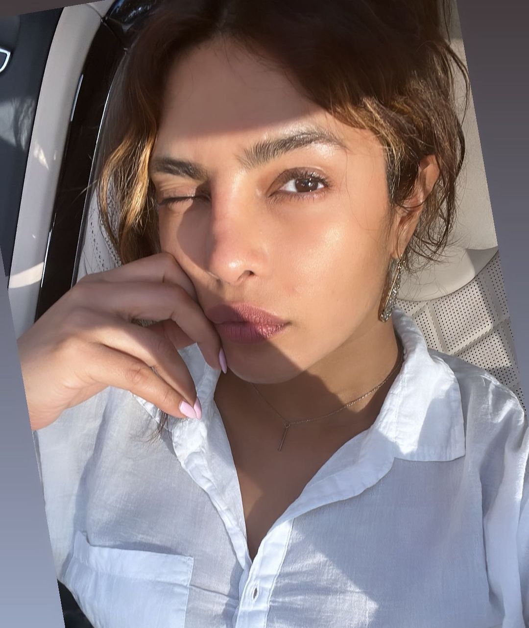 बेहद हॉट अंदाज में अपने Dogs के साथ घर से बाहर निकलीं प्रियंका चोपड़ा, देखें हॉट pic