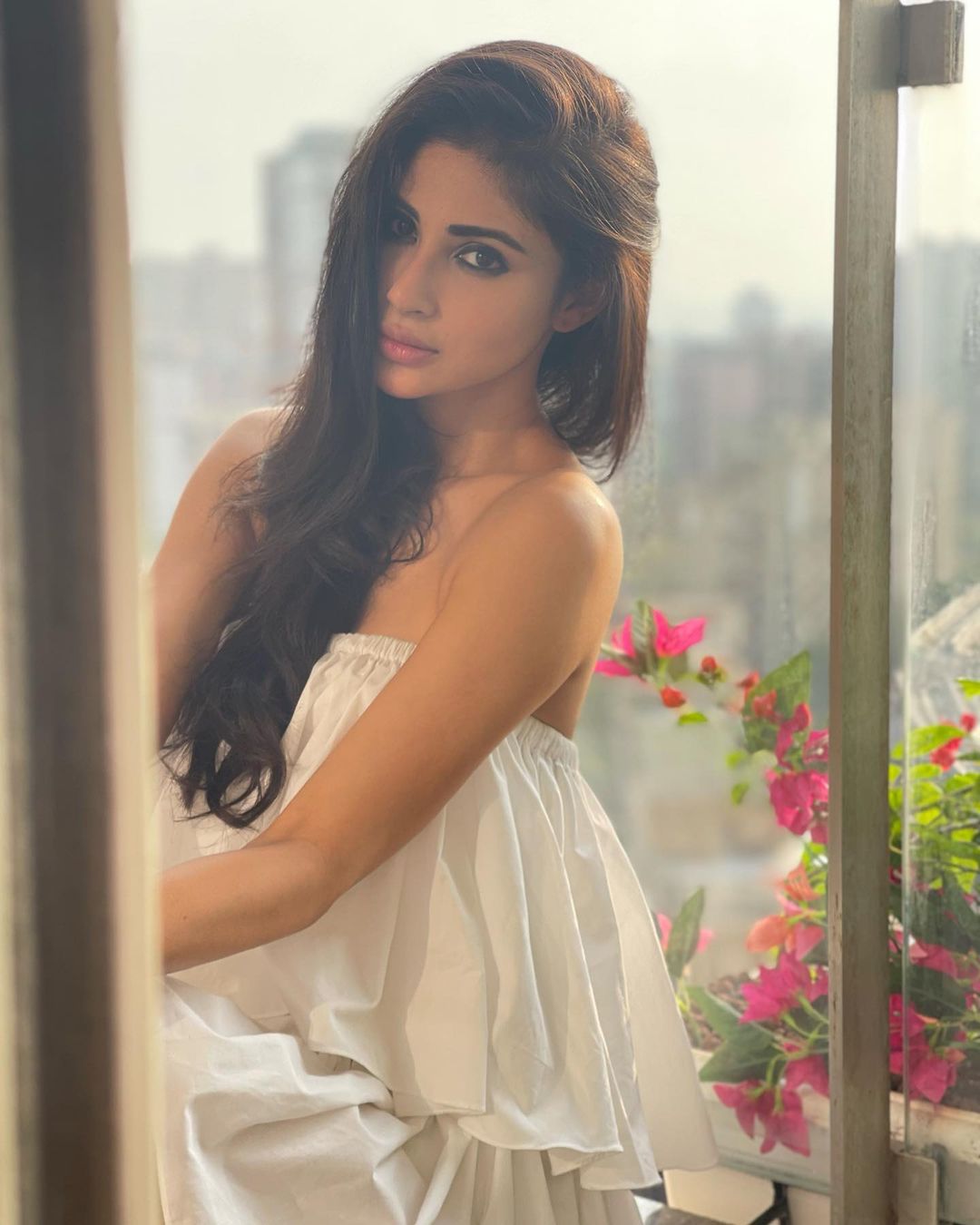 बालकनी में मौनी रॉय ने बिखेरा अपने हुस्न का जलवा