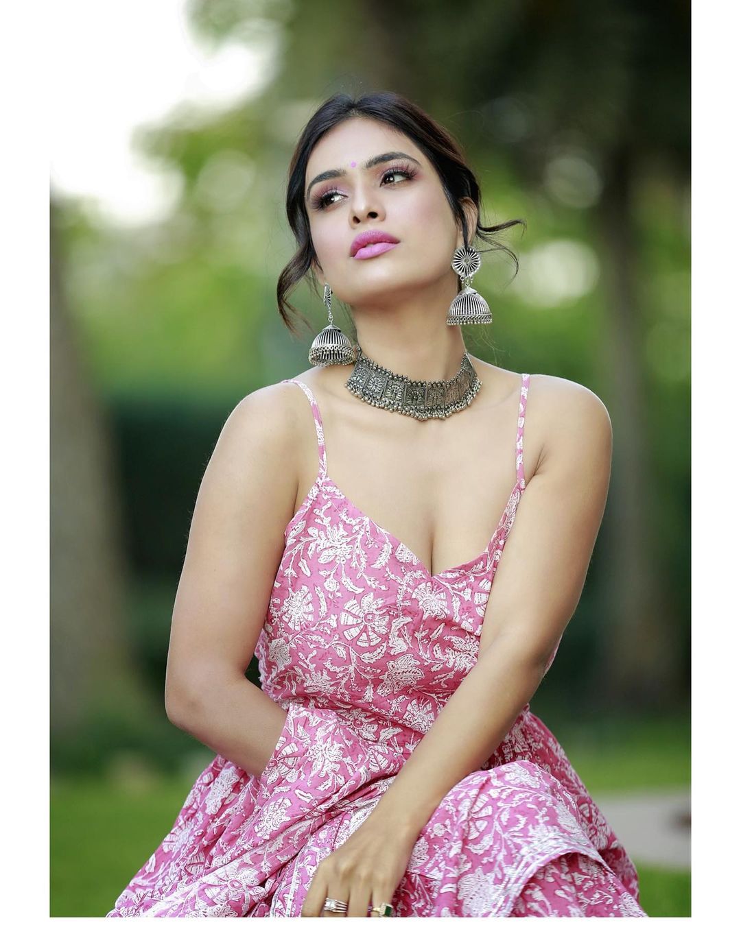 ट्रेडिशनल लुक में सामने आईं नेहा मलिक की दिलकश तस्वीरें