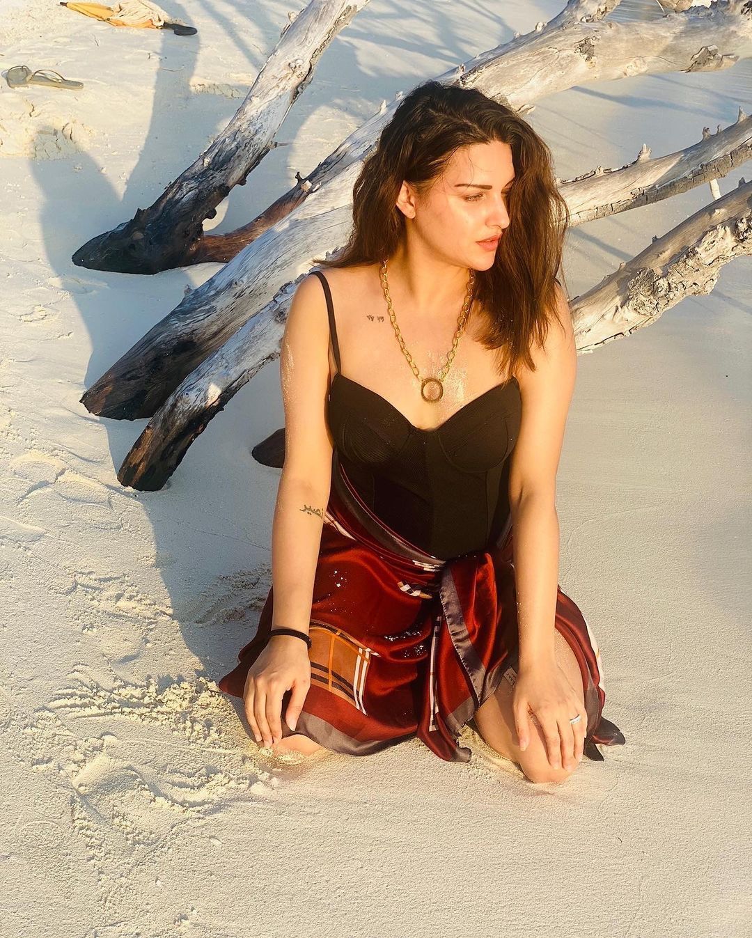 मालदीव के बीच पर दिखा Himanshi Khurana का स्टनिंग लुक