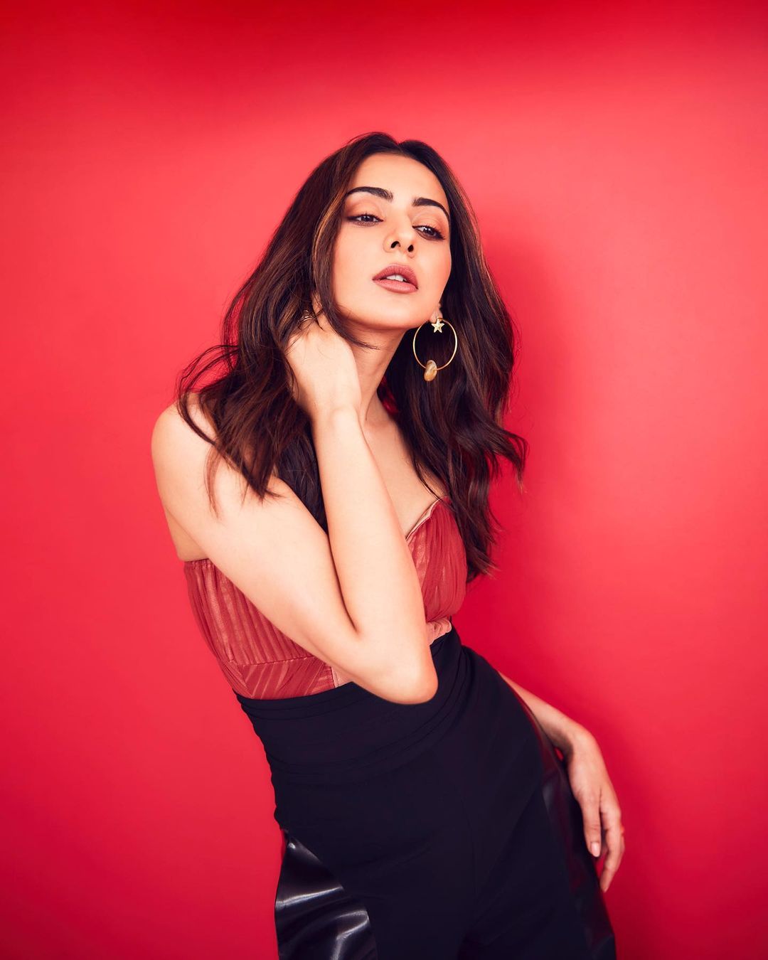 खुले बाल, स्टाइलिश फिट और हाई हील्स में रकुल प्रीत ने ढाया कहर, देखें लेटेस्ट पिक्स