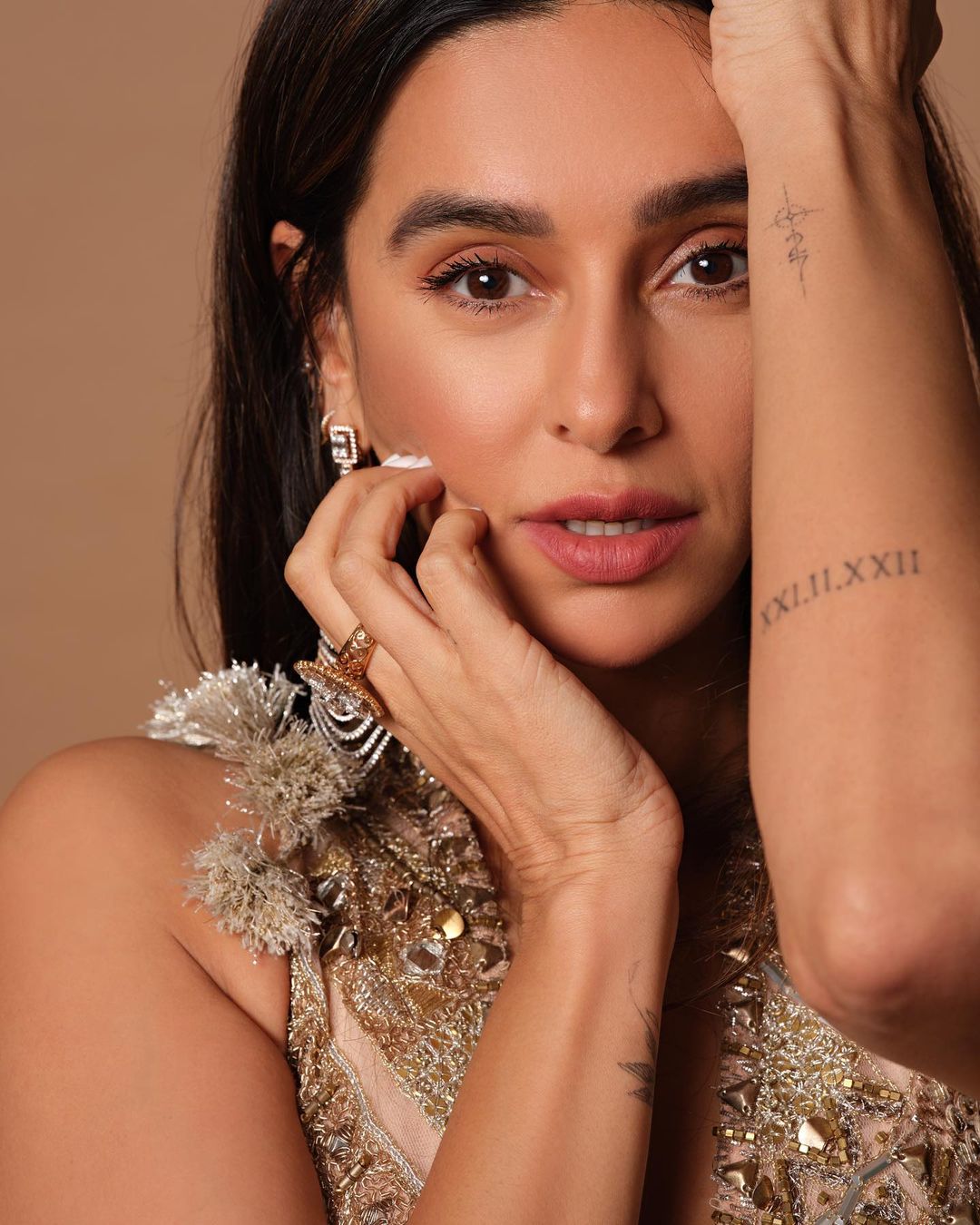 शिबानी दांडेकर ने स्लीवलेस गाउन में फिर बिखेरा हुस्न का जलवा, देखें परफेक्ट लुक