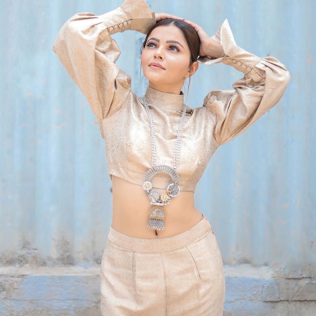 रुबीना दिलैक ने पतली कमर फ्लॉन्ट कर चलाई फैन्स के दिलों पर छुरियां