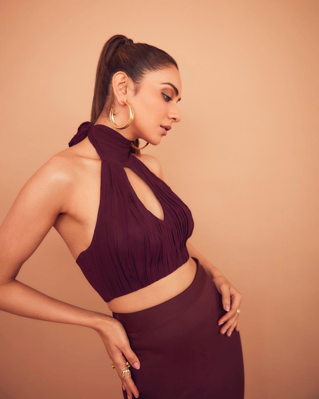 रकुल प्रीत सिंह ने वाइन कलर की आउटफिट में फ्लॉन्ट किया कर्वी फिगर