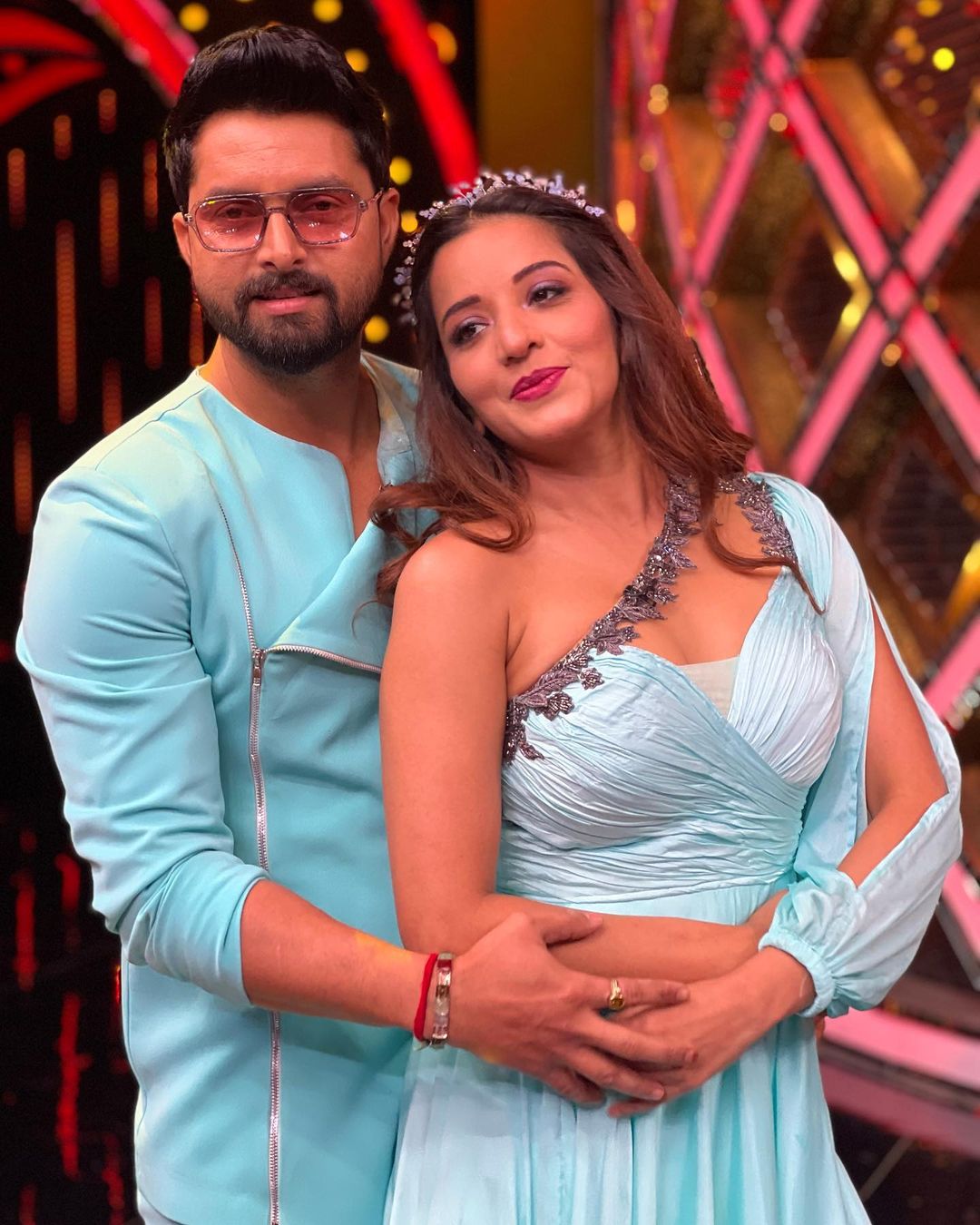 मोनालिसा और विक्रांत की जोड़ी ने आसमानी रंग की ड्रेस पहन लगाई स्टेज पर लगाई आग