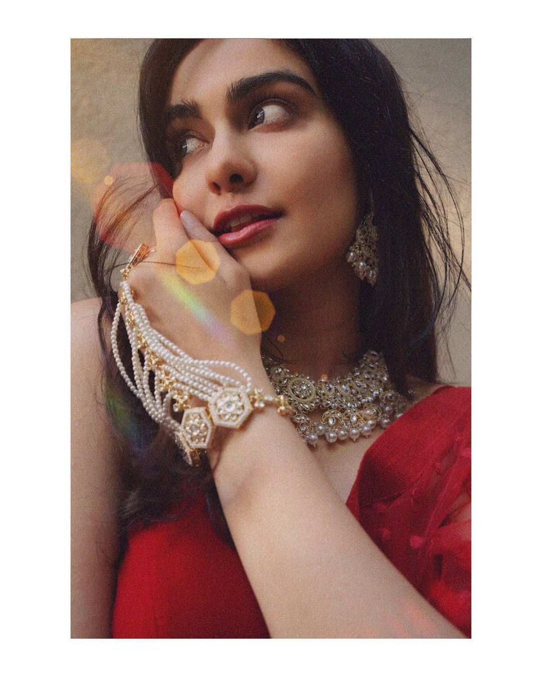 सुर्ख लाल लहंगे में अदा शर्मा ने हॉटनेश से लगाया तड़का