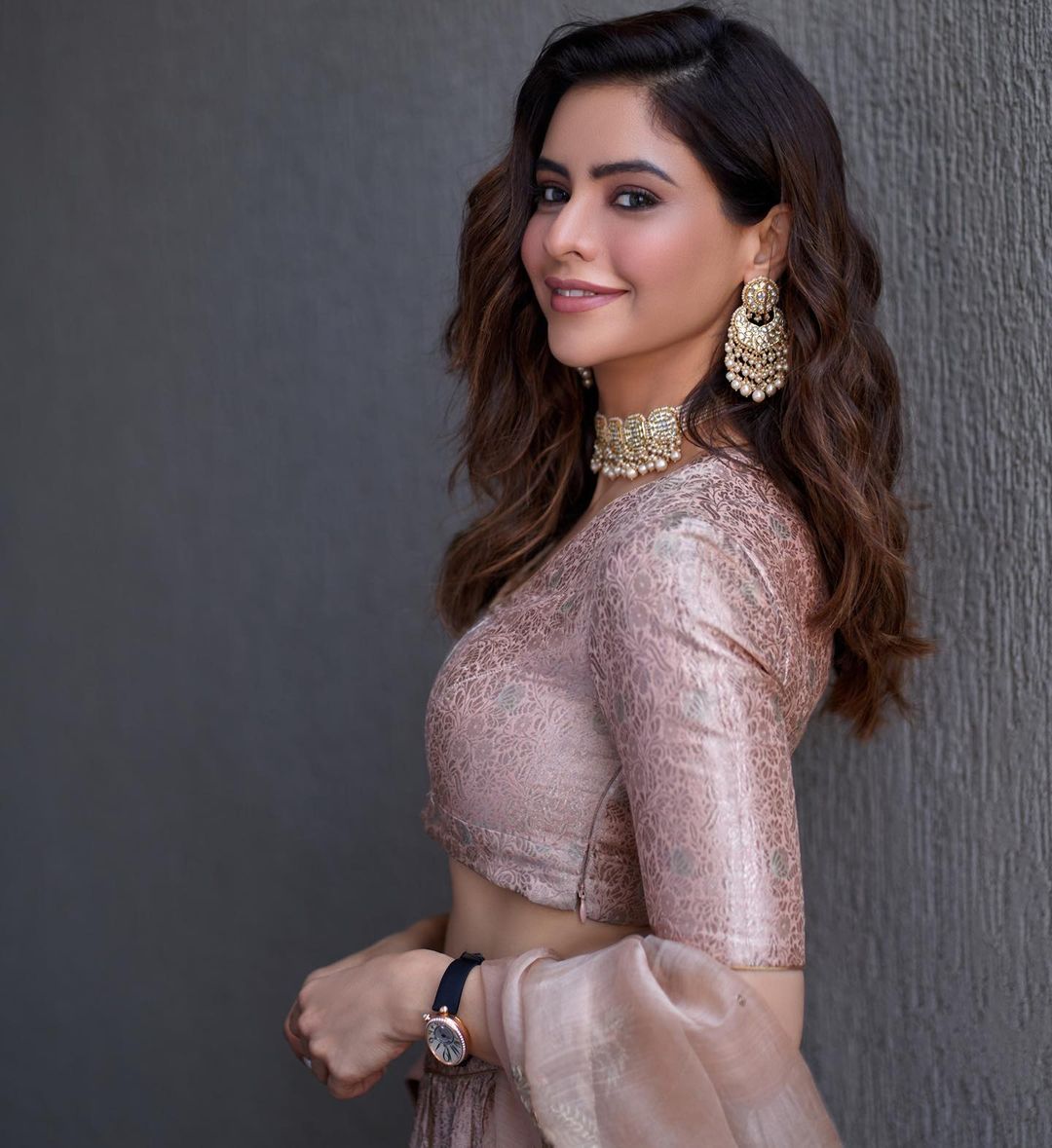 आमना शरीफ ने बालों को खुला छोड़ लहंगे में दिए हॉट पोज