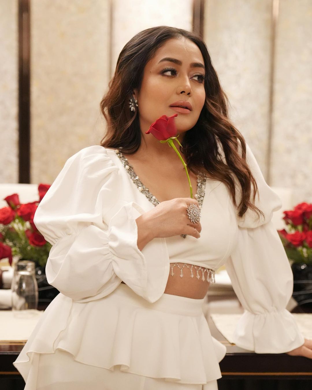 नेहा कक्कड़ ने ऑल व्हाइट लुक में उड़ाया गर्दा, फोटो देख फैंस हुए लट्टू