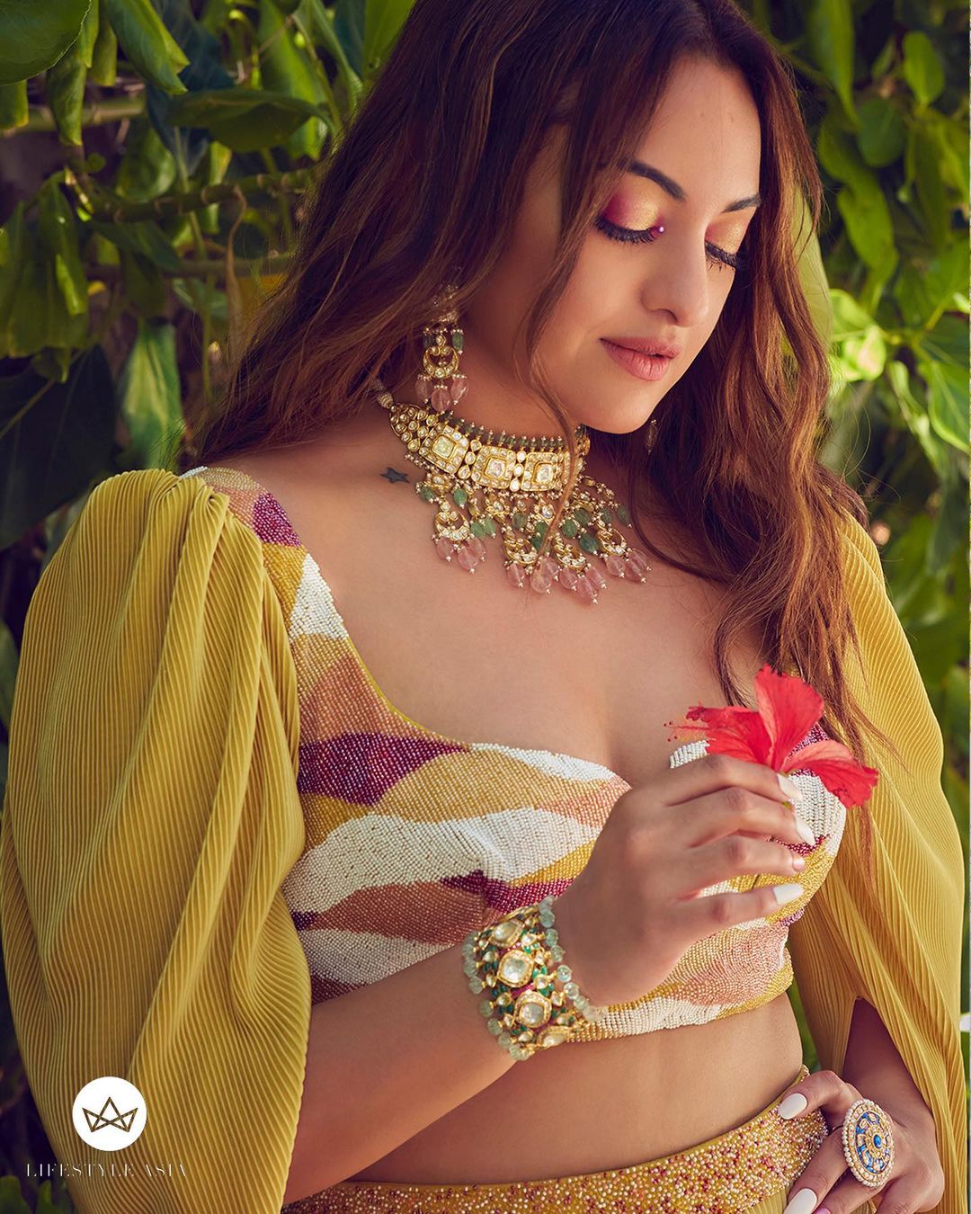 सोनाक्षी सिन्हा ने समंदर किनारे दिए एक से बढ़कर एक पोज़, अदाएं लूट लेगी दिल का चैन