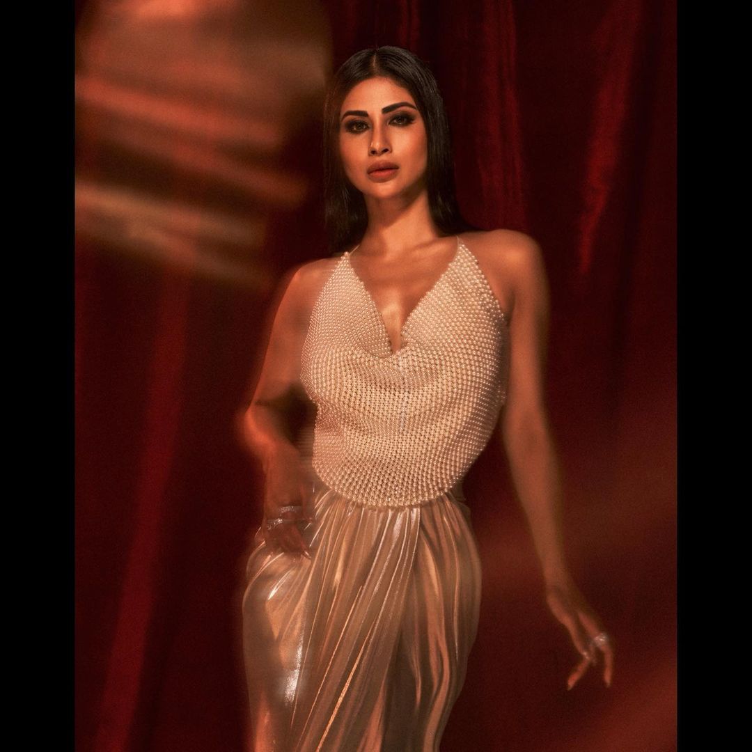 मौनी रॉय ने हॉल्टर नेक ड्रेस पहन इन्टरनेट पर मचाई सनसनी