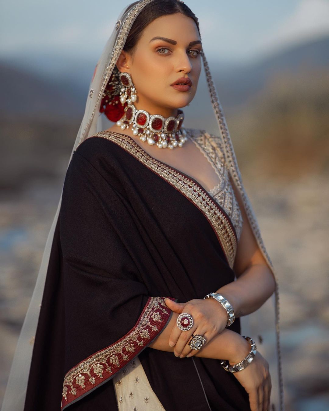 हिमांशी खुराना के दुल्हन लुक ने लुटा फैंस का दिल, देखिये