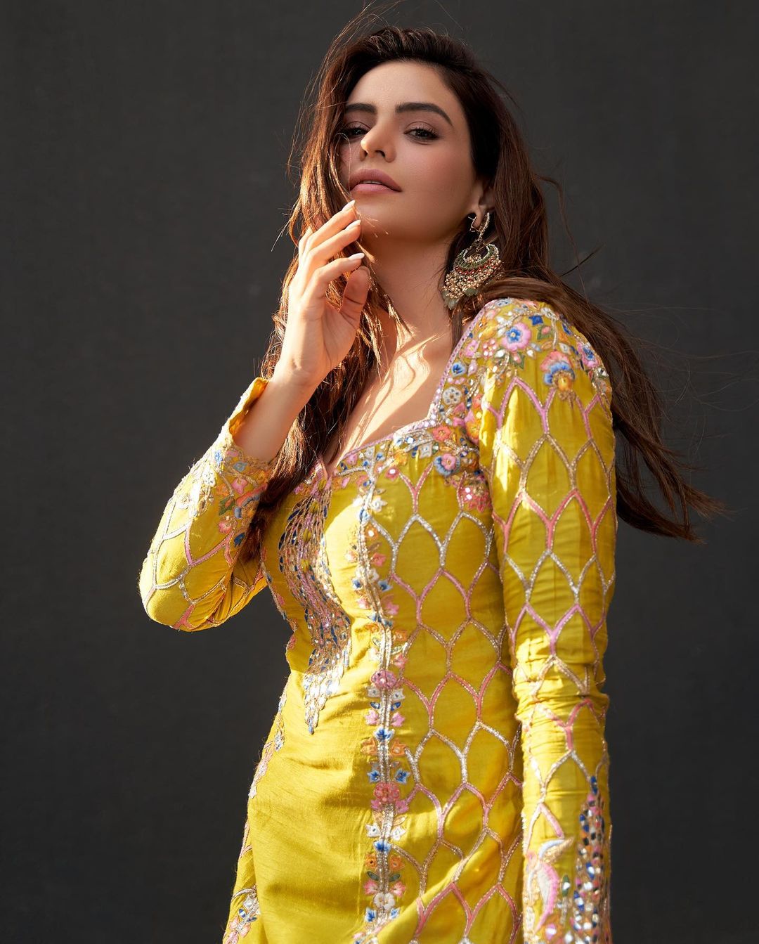 आमना शरीफ ने मस्टर्ड कलर के शरारा सेट में लूटी महफिल, देखें Perfect Look