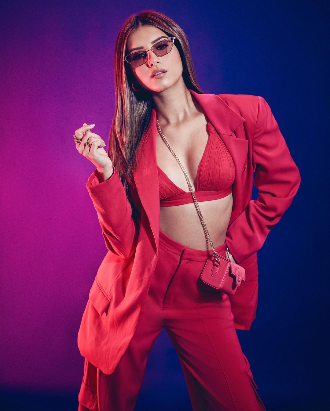 रेड आउटफिट में  तारा सुतारिया ने इन्टरनेट पर मचाई सनसनी