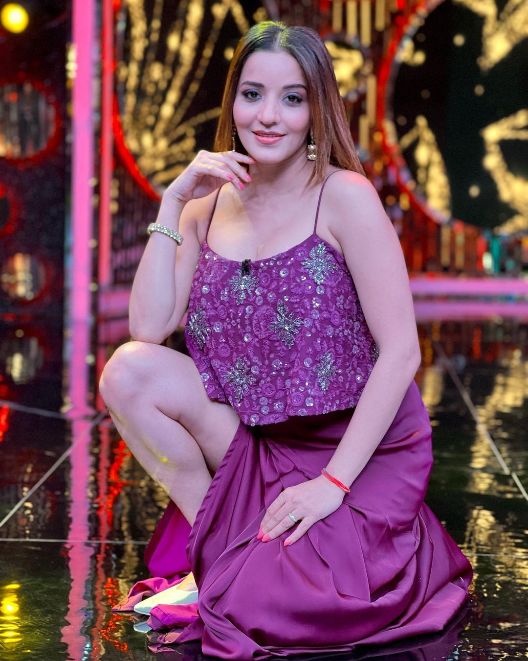 मोनालिसा ने थाई हाई स्लिट गाउन में ढाया कहर, देखें बोल्ड तस्वीरें