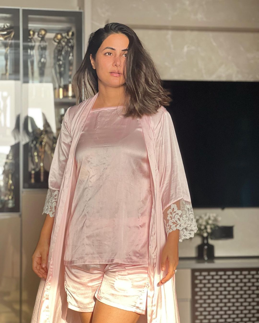 नाइटी पहने बेडरूम में दिलकश अंदाज में दिखीं हिना खान