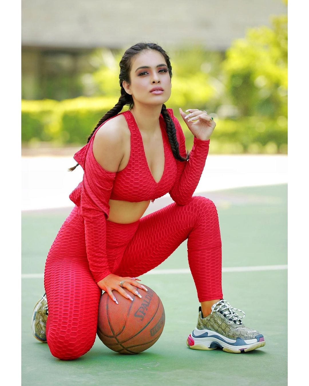Neha Mailk Gym Look: रेड जिम वियर में Neha Mailk ने दिखायीं कातिलना अदाएं, बास्केटबॉल के साथ दिए किलर पोज