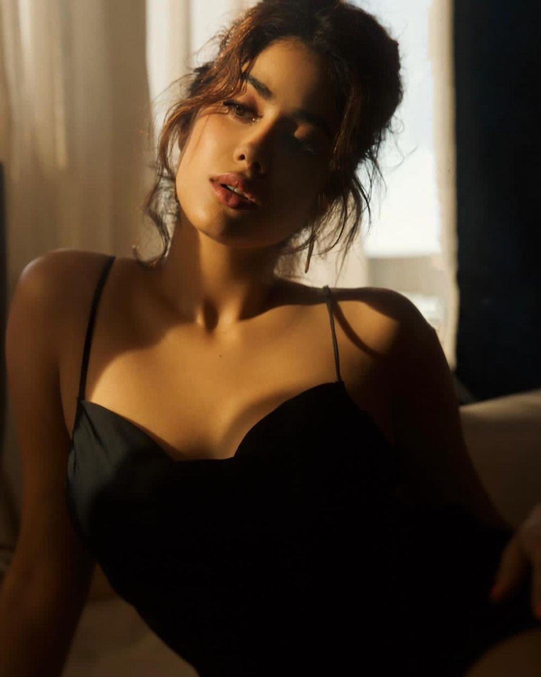Janhvi Kapoor Photos : ब्लैक वनपीस ड्रेस में जहान्वी कपूर ने दिए ऐसे पोज़, फैंस बोले- ‘कतई ज़हर’