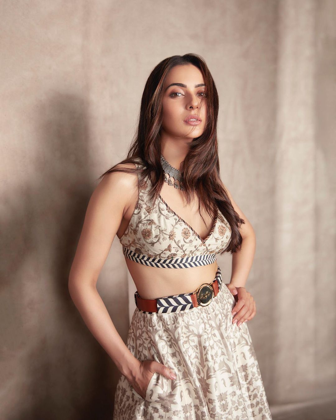 लहंगा-चोली पहल रकुल प्रीत सिंह ने दिखाईं खूबसूरत अदाएं, देखें फोटोज़