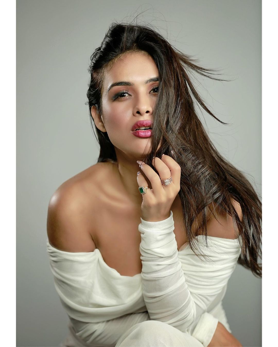 व्हाइट ऑफ शोल्डर ड्रेस में Neha Malik ने ढाया कहर