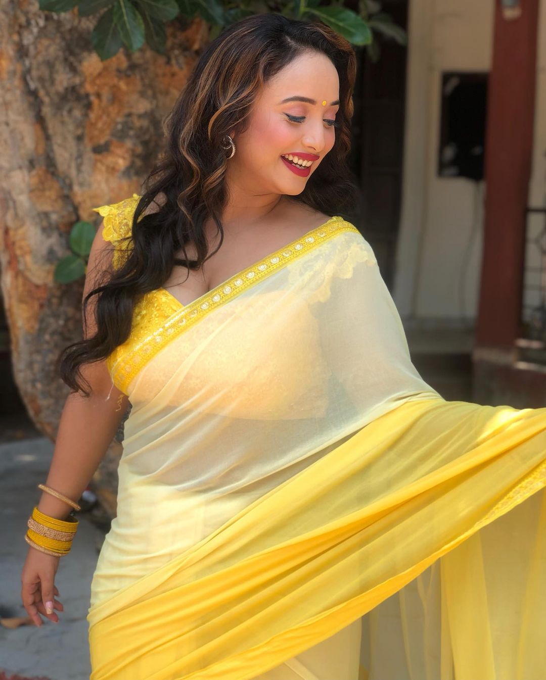 पीली साड़ी पहन रानी चटर्जी ने लहराया हुस्न का परचम, दिखी कातिलाना अंदाज में