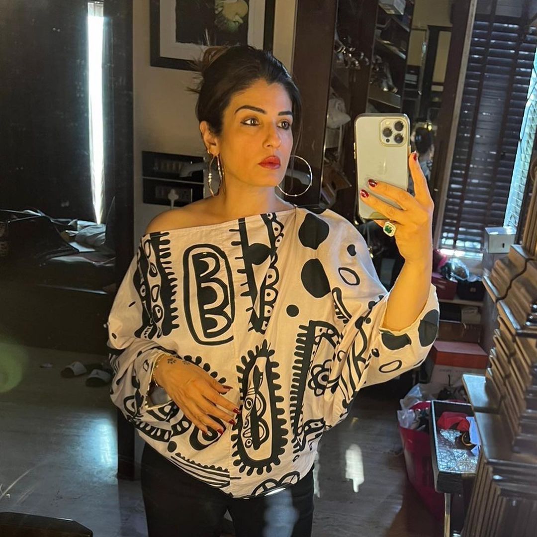 रवीना टंडन बनी सेल्फी क्वीन, देखें होश उड़ा देने वाली फोटो