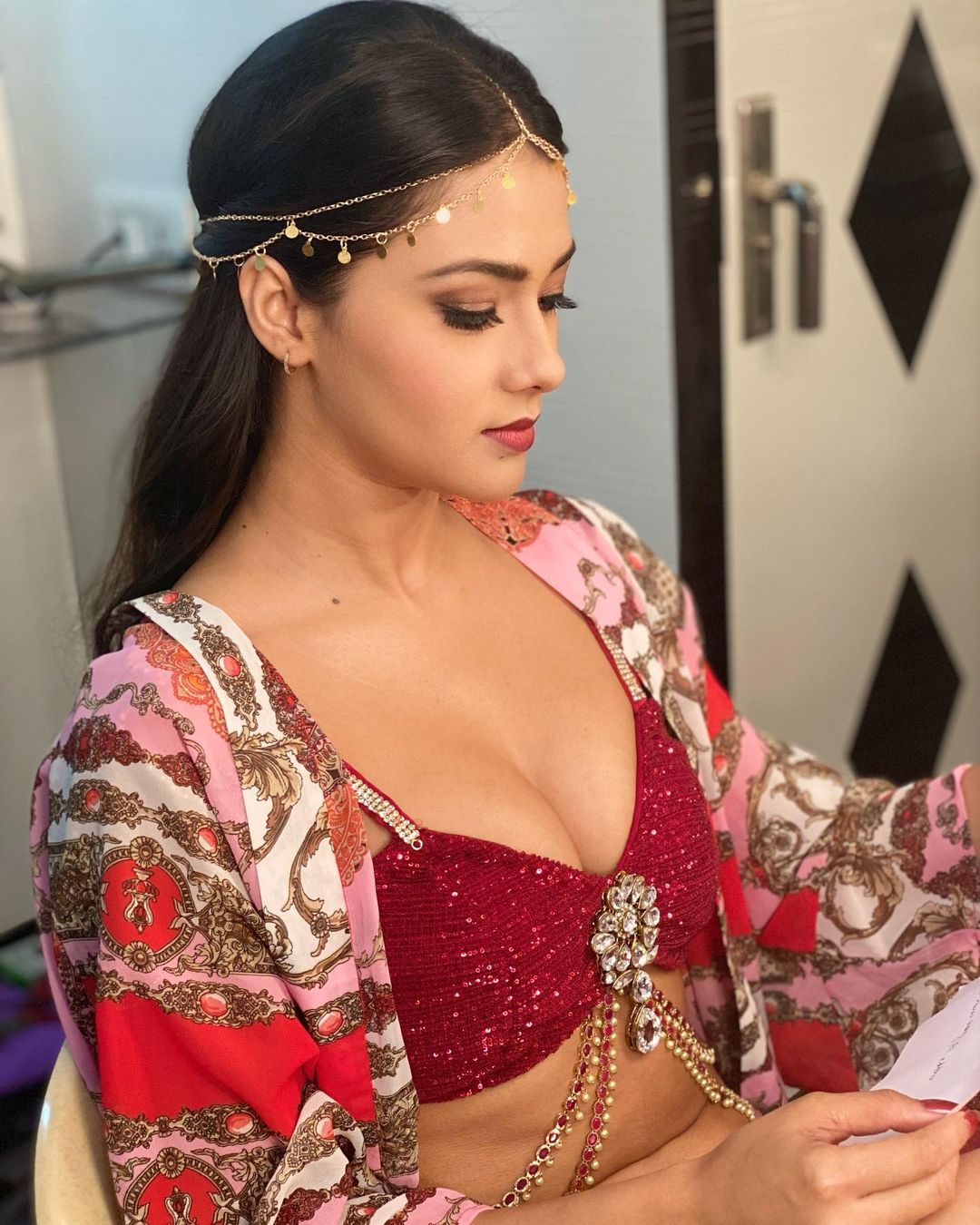 नमृता मल्ला ने रेड ड्रेस में लगाई आग, देखें हॉट फोटो