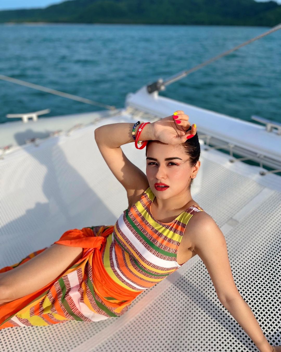 अवनीत कौर ने कैमरे के सामने दिए ऐसे पोज की फैंस हुए मदहोश