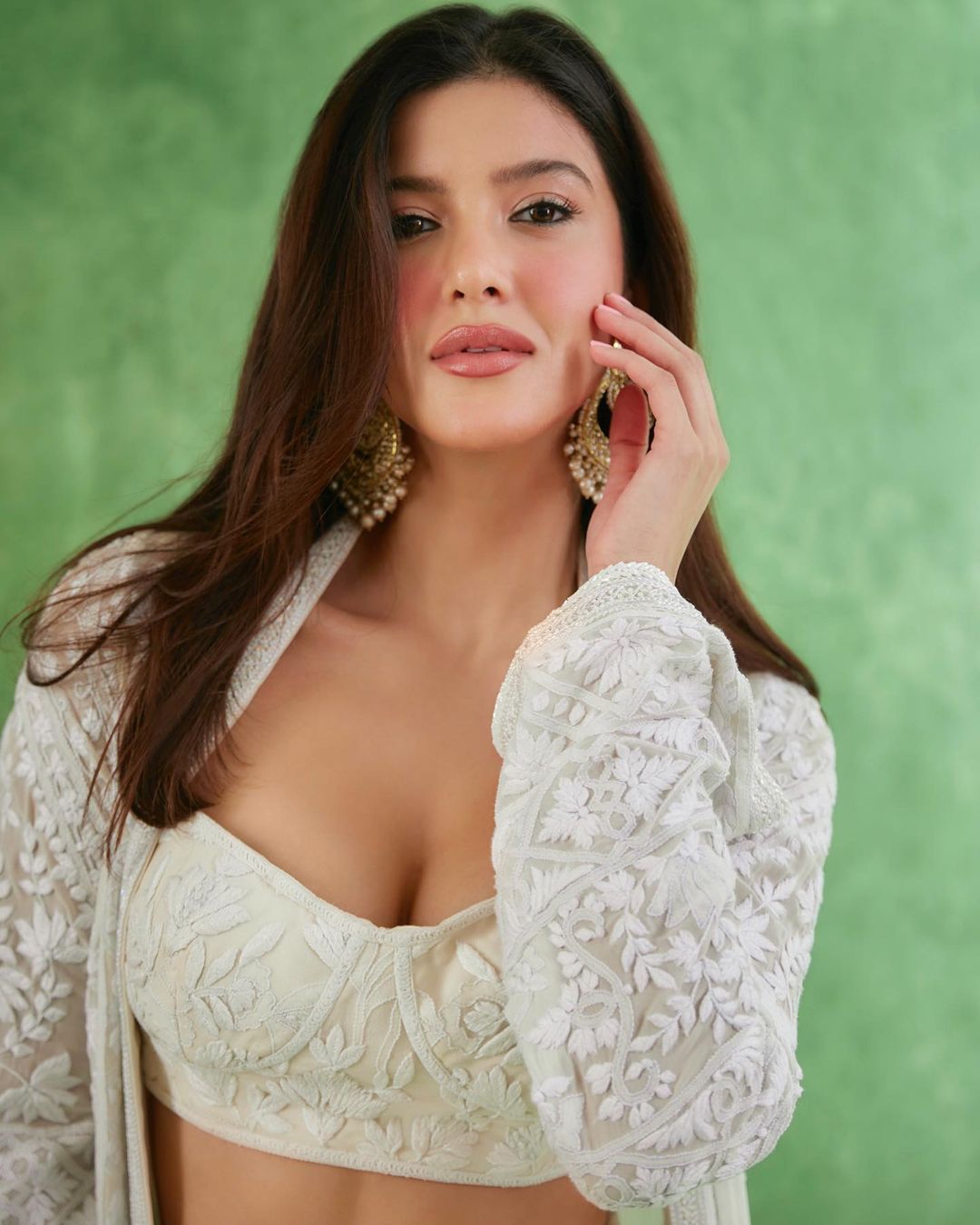 व्हाइट आउटफिट में बला की खूबसूरत लगीं शनाया कपूर, लोग बोले-‘Angel Baby’