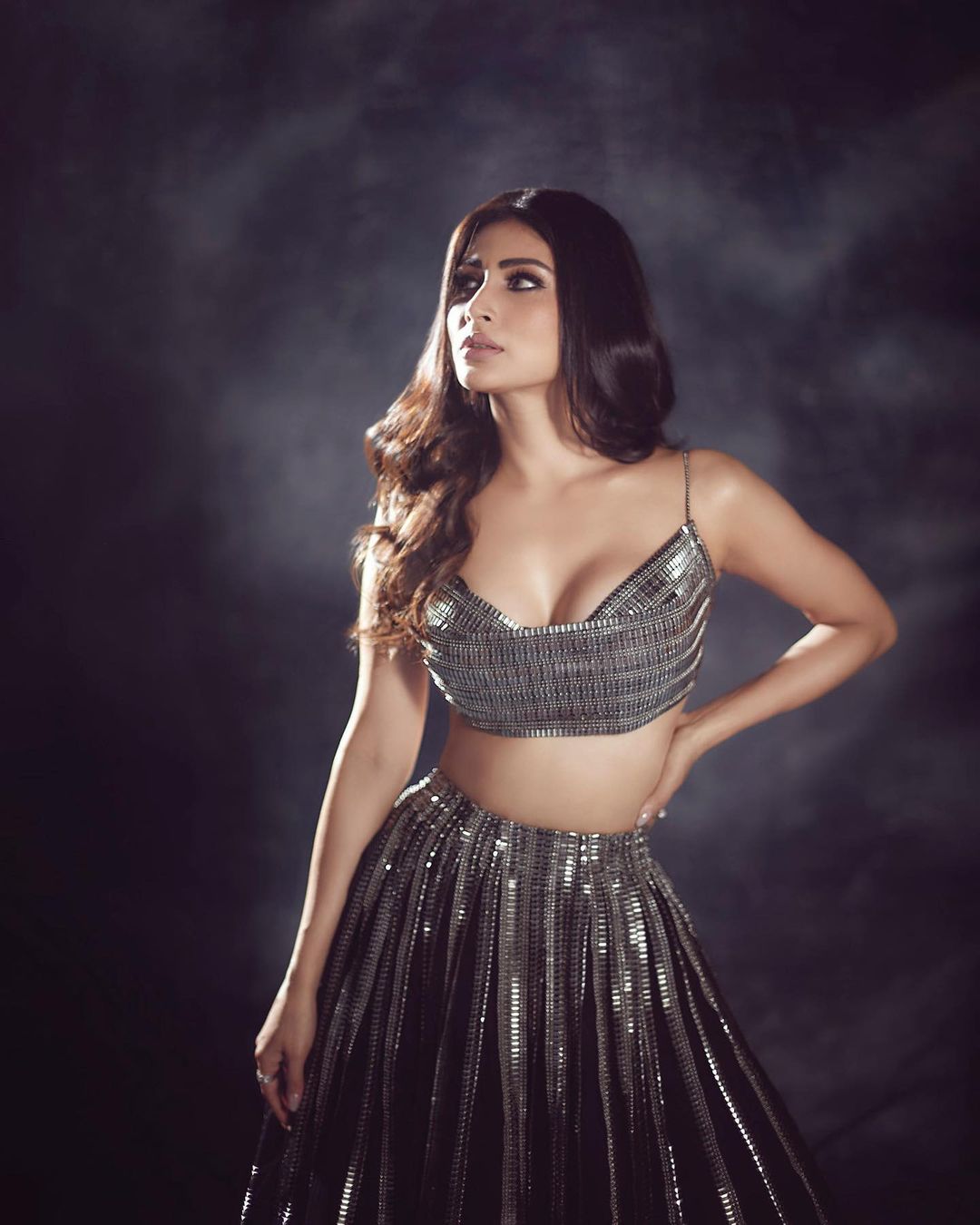 मौनी ने रॉय ट्रेडिशनल लुक में फिर बरपाया कहर