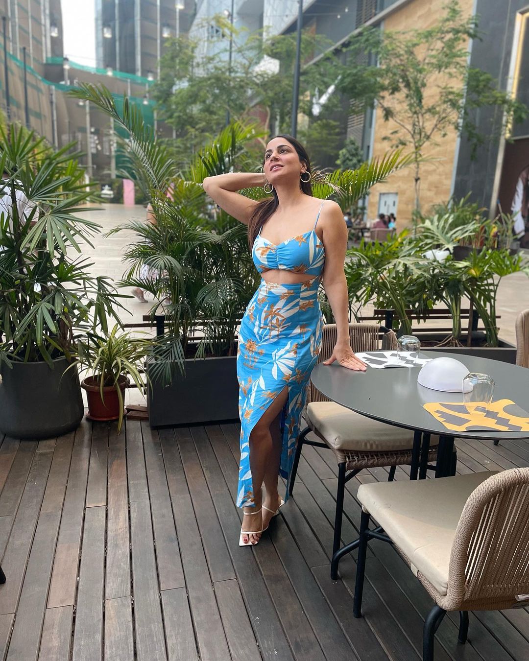 थाई स्लिट स्कर्ट में श्रद्धा आर्य ने ढाया कहर, पतली कमर ने तो मार ही डाला