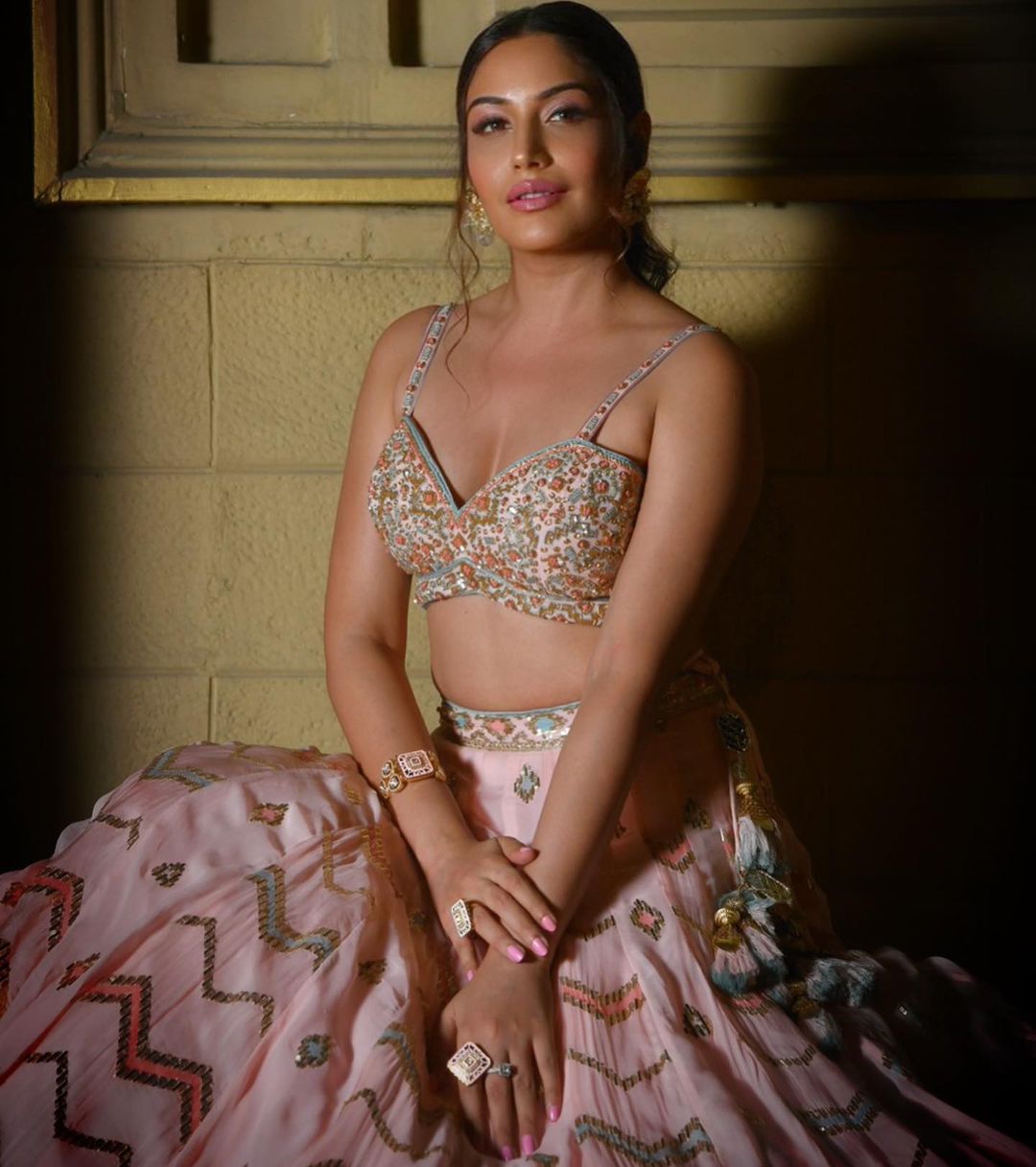 Surbhi Chandna ने लहंगे में बिखेरी अपनी दिलकश अदाएं, खूबसूरती पर दिल हार बैठे हैं फैंस