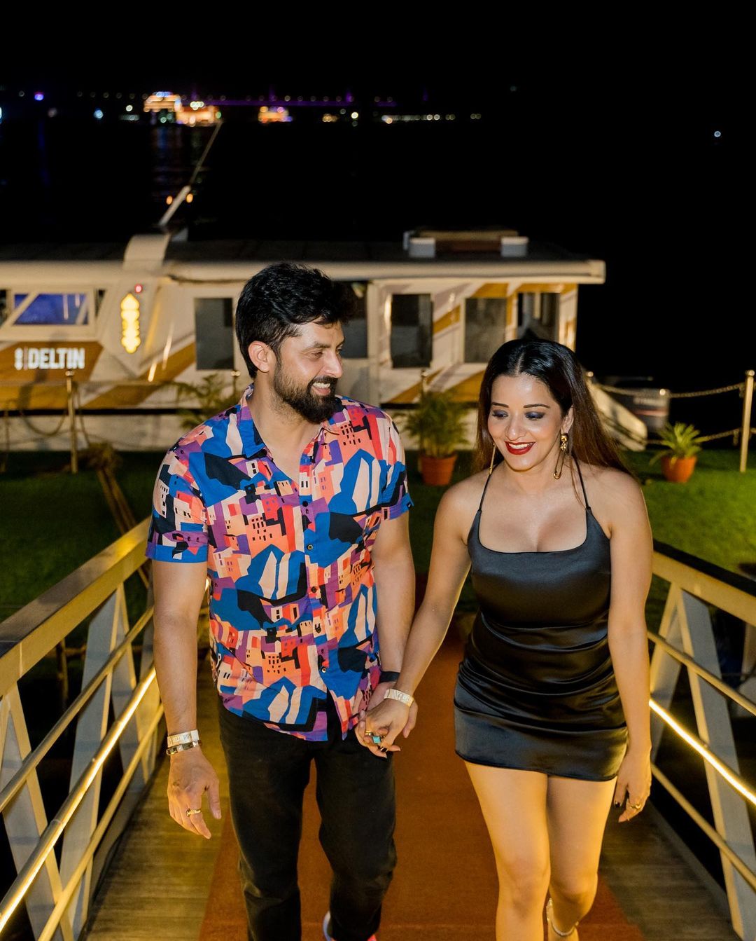 छोटी ड्रेस में पति के साथ रोमांटिक पोज देती नजर आईं Monalisa