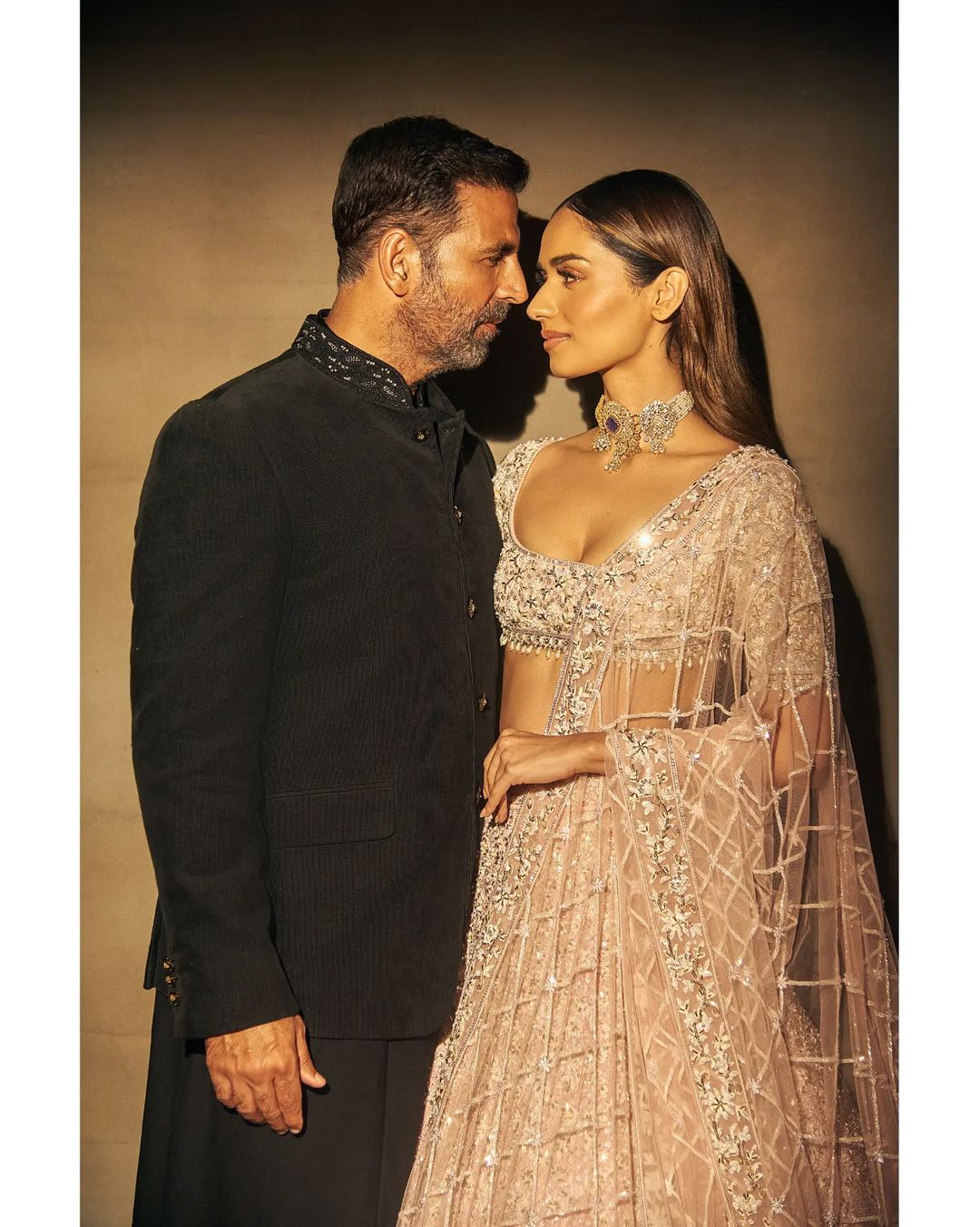 अक्षय कुमार के साथ रोमांस करती दिखी मानुषी छिल्लर, खूबसूरत फोटो पर फिदा हो गए फैंस