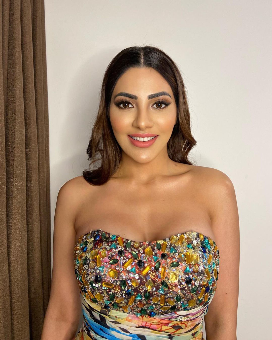 निक्की तंबोली ने ऑफ शॉल्डर ड्रेस में करवाया ग्लैमरस फोटोशूट, अट्रैक्टिव लुक से जीता फैंस का दिल