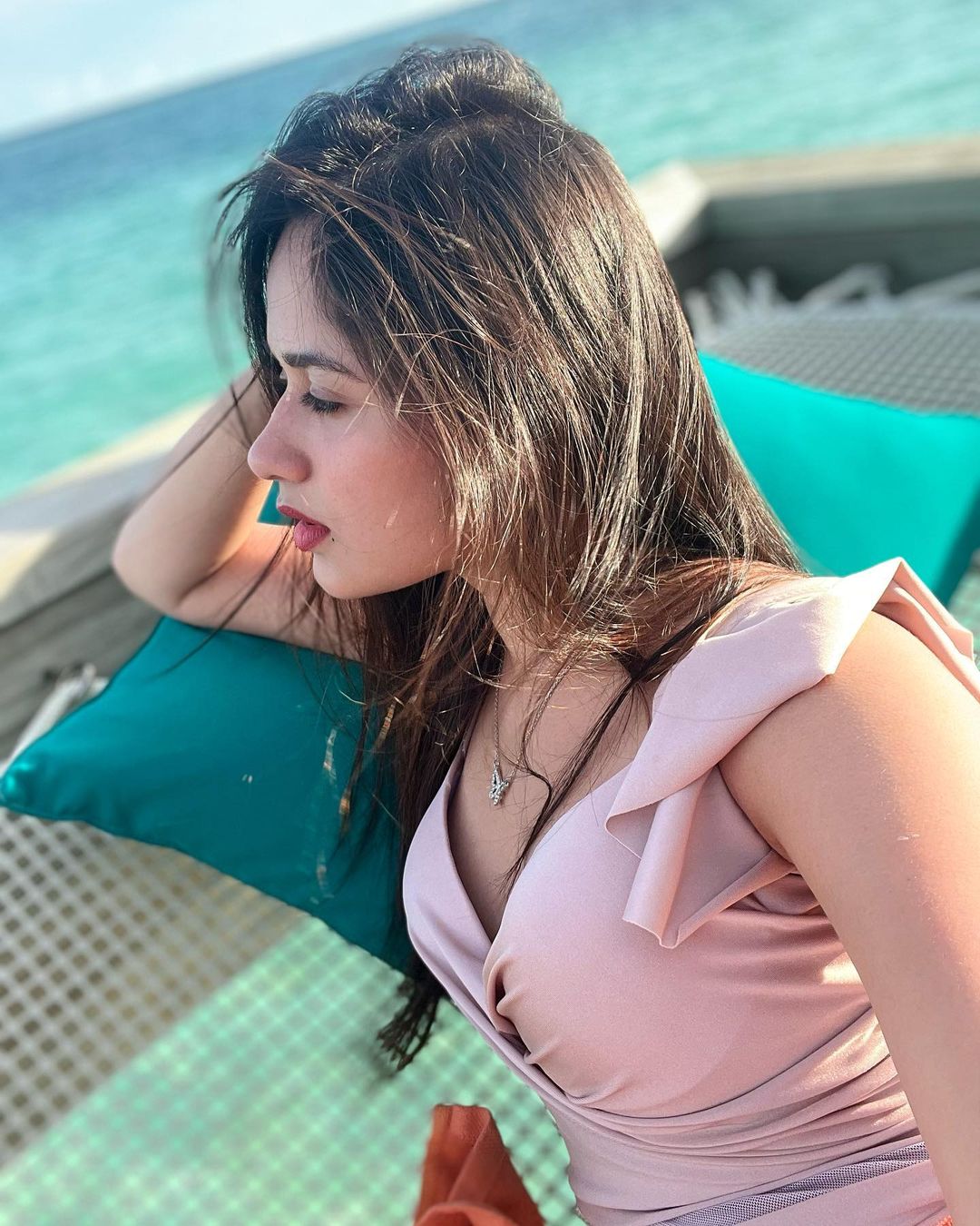 व्हाइट आउटफिट पहन जन्नत जुबैर ने समुद्र किनारे दिखाया ग्लैमरस अवतार, हॉट फोटो बार बार देखते रहे फैंस