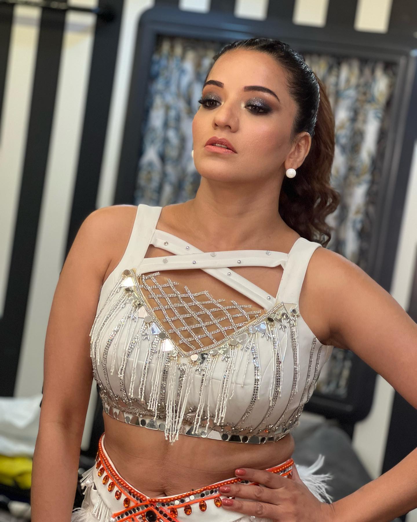 Monalisa ने व्हाइट ब्रालेट में फिर बिखेरा हुस्न का जलवा