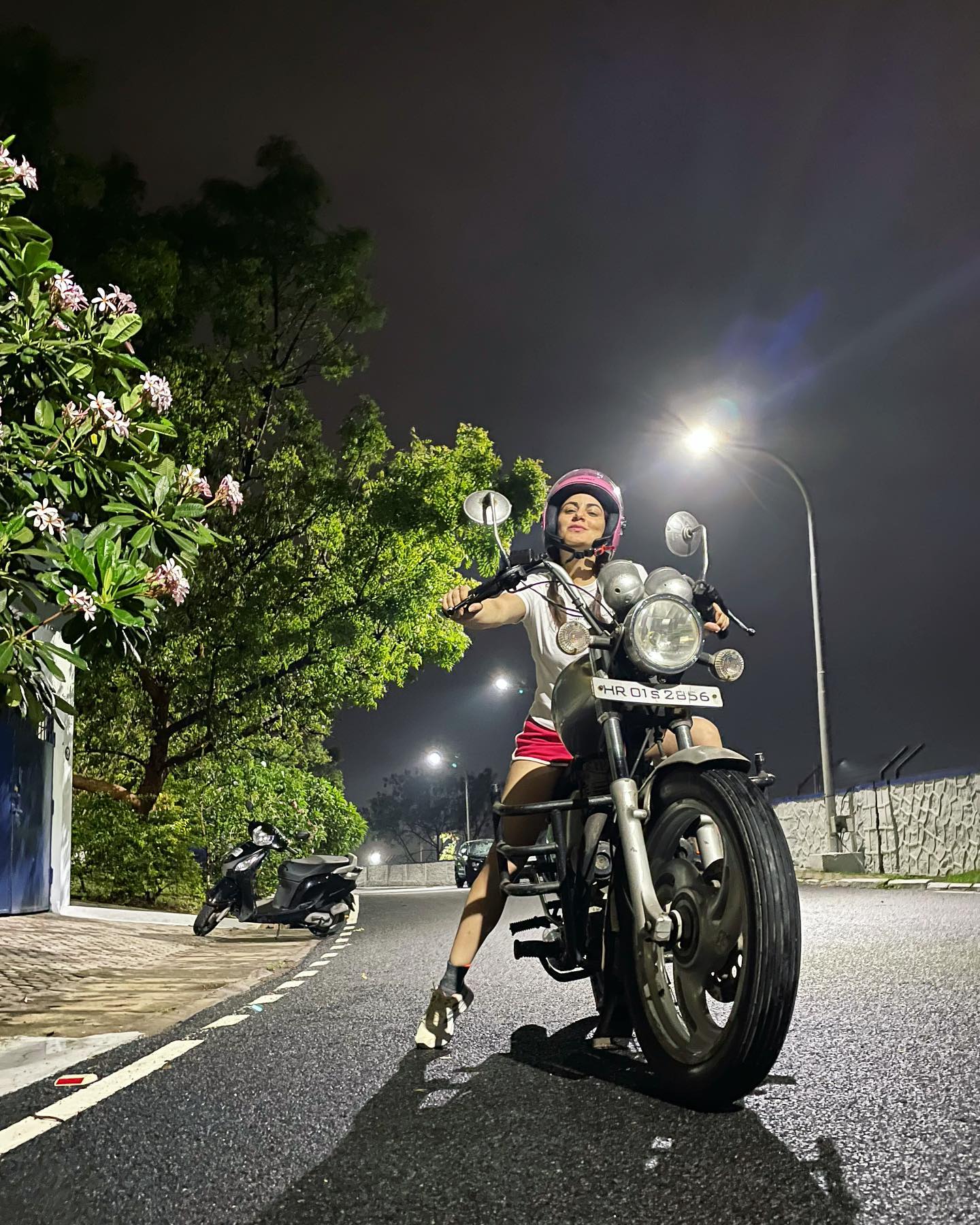 Shraddha Arya: बुलेट रानी बनी श्रद्धा आर्या, सड़क पर बाइकर बनकर उड़ाया गर्दा