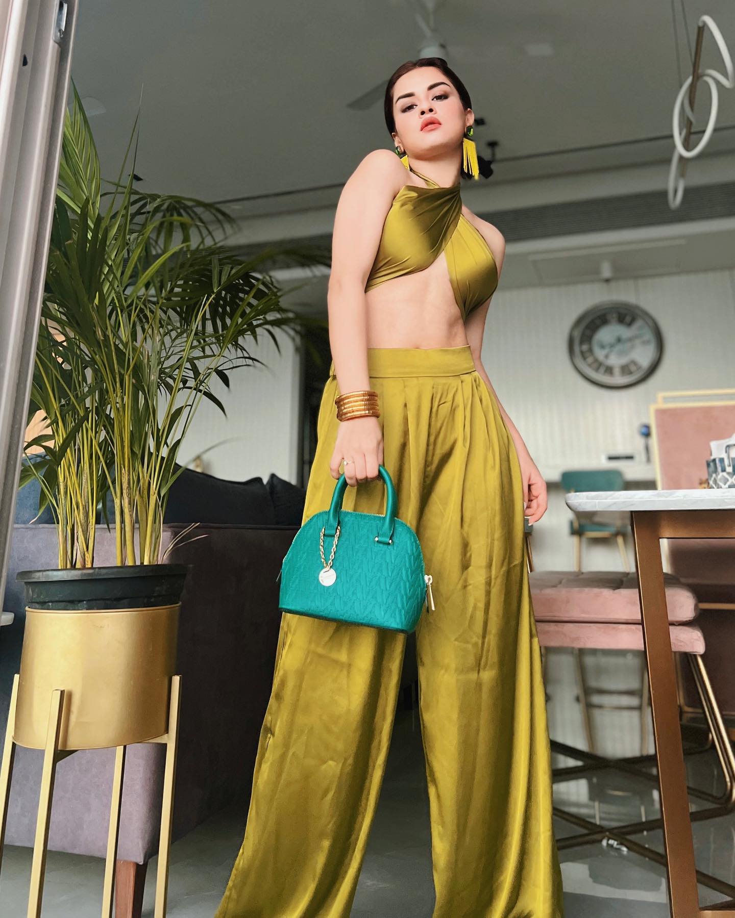 अवनीत कौर ने ग्रीन आउटफिट में कराया ग्लैमर फोटोशूट, सोशल मीडिया पर कटा बवाल