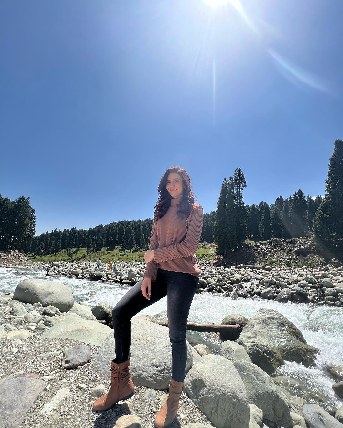 Kashmir की खूबसूरत वादियों के बीच खूबसूरती बिखेरी करिश्मा तन्ना