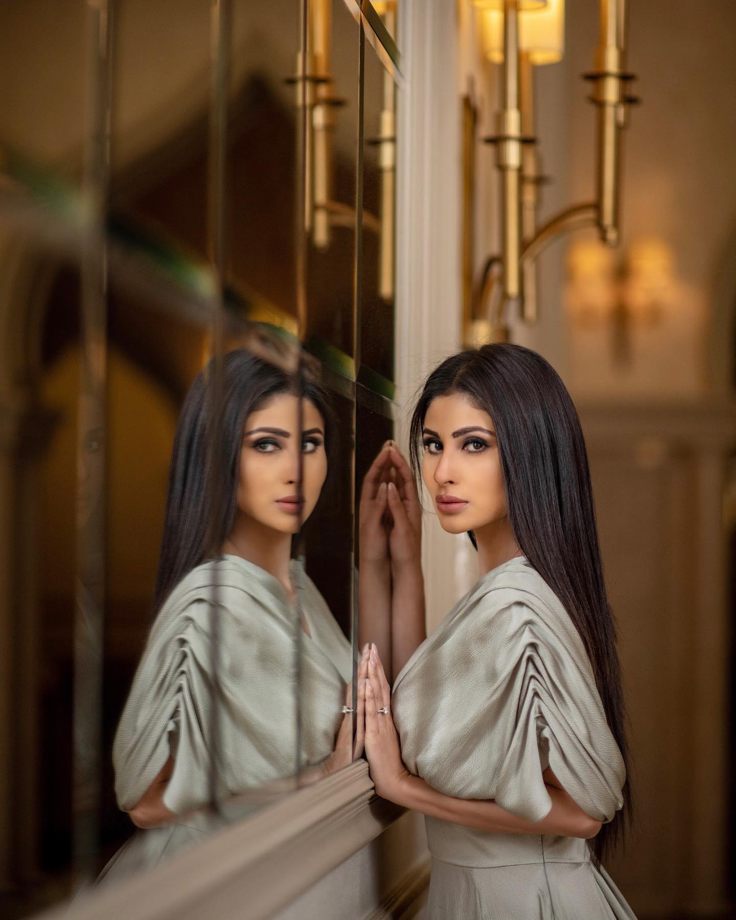 मौनी राय ने शीशे के सामने खड़े होकर दिए हॉट पोज, खूबसूरती के कायल फैंस