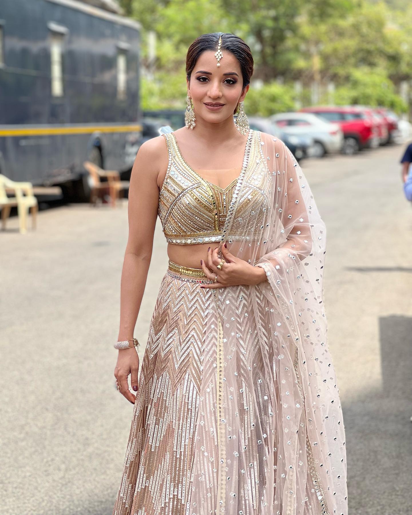 मोनालिसा ने ट्रेडिशनल लुक में बजाई फैंस के दिलों की घंटी, फोटो देख आप भी हो जाएंगे फ्लैट