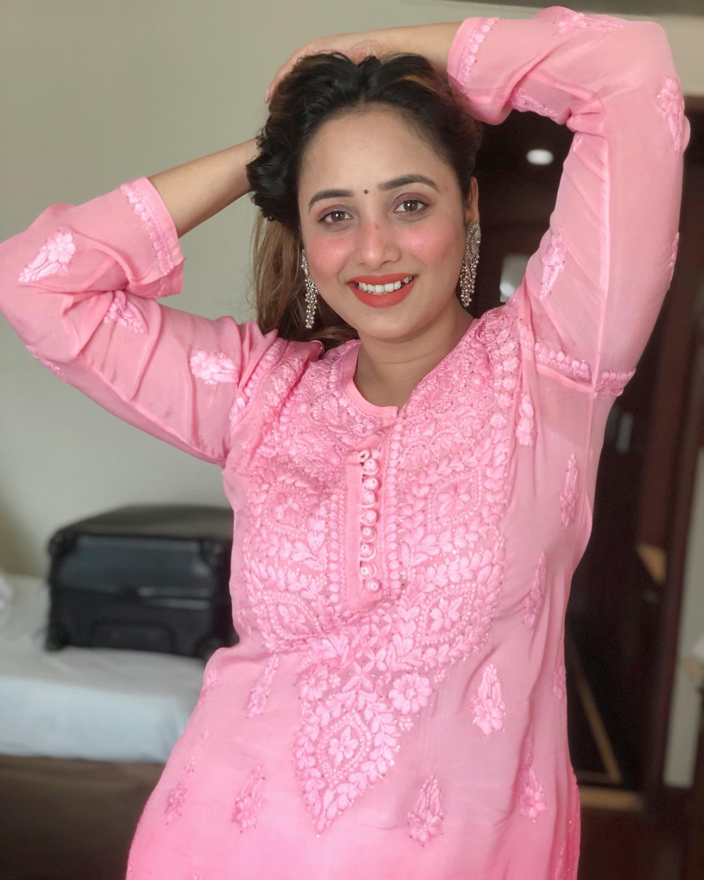 गुलाबी कुर्ती में कयामत ढाती नजर आईं Rani Chatterjee, देखें एक्ट्रेस का कातिलाना अंदाज़