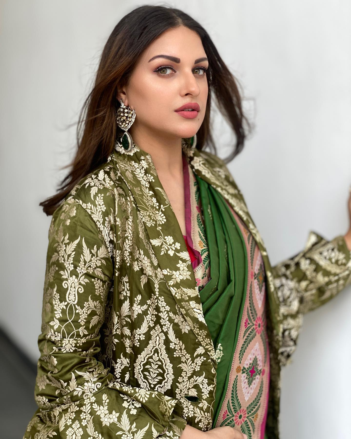 ग्रीन साड़ी में कातिलाना पोज देती हुई नजर आईं हिमांशी खुराना